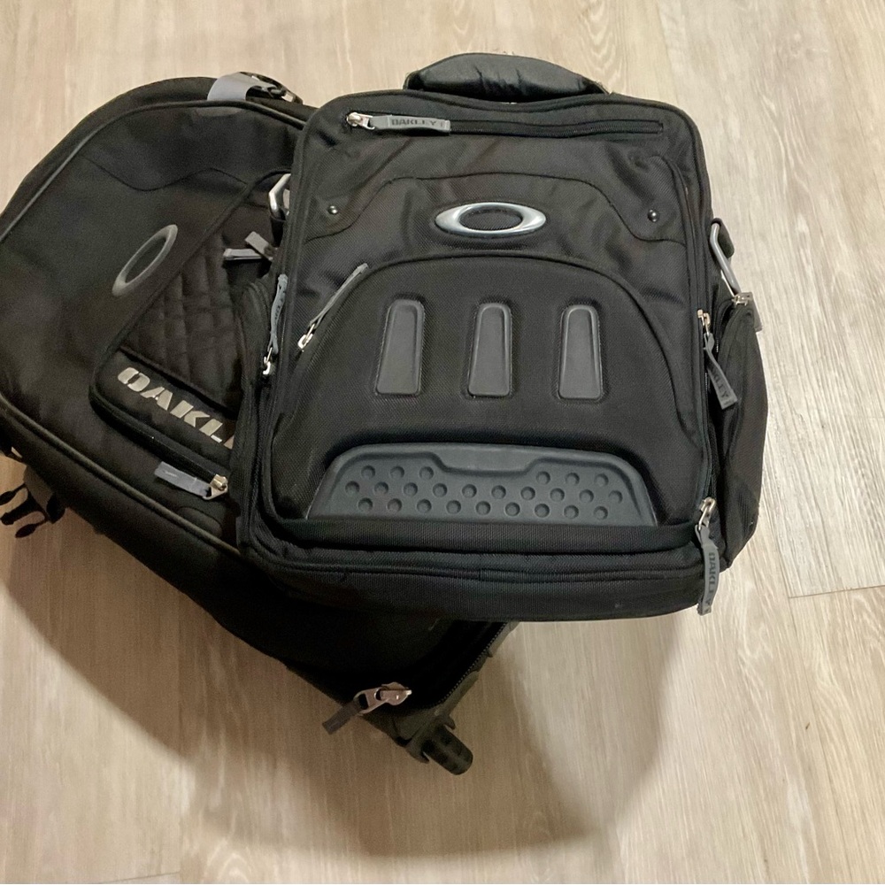 Oakley Black and Gray Travel Bag and Computer Bag….Set…. - Picture 7 of 10